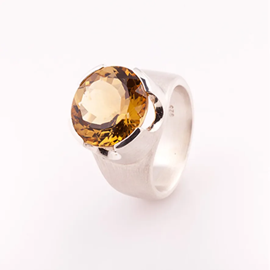 Goldring mit kunstvollem Design
