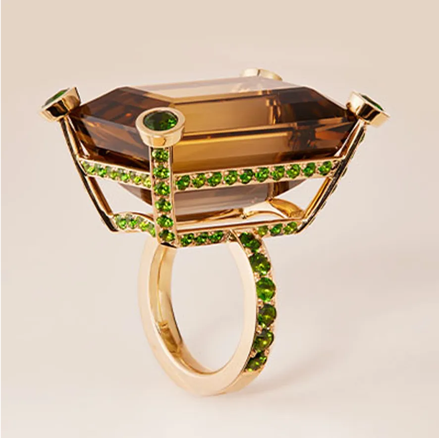 Stilvoller Goldring mit Edelsteinen